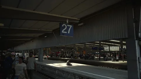 May 21, 2026. Munich, Germany. Ein Mann liest entspannt ein Buch am Muenchen 스톡 동영상 336180174