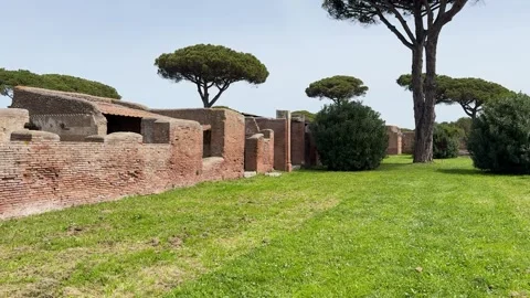 May 31, 2026 - Ostia Antica, Italy - Ancient Roman water fountain ruins 库存影片 338149853
