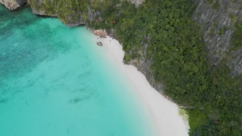 Maya Bay without people. Stunning beach with clear turquoise water. Thailand Stock Footage 252918370