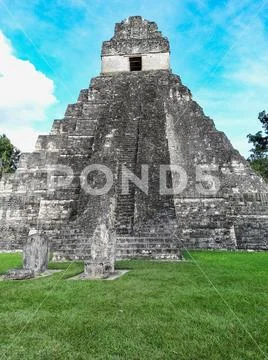 Maya temples of gran plaza or plaza mayor at tikal national park Stock Photos