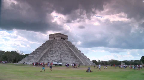 Mayan pyramid  Kukulcan in Chichen Itza Stock Footage 34280230
