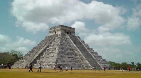 Mayan Ruins of Kukulkan Pyramid at Chichen Itza in Mexico 스톡 동영상 22467071