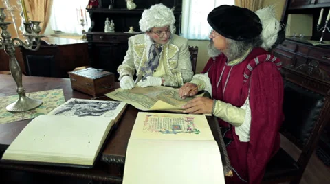 Mayor and scholar talking about an old map figuring out where to go Vídeos de archivo 33033827