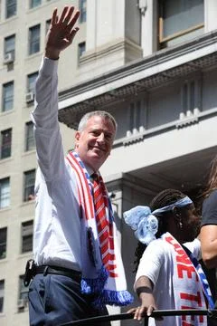  Mayor Bill de Blasio aboard a float in the New York City Ticker Tape Para... 스톡 사진