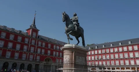 Mayor  square  the statue Stock Footage 77128294