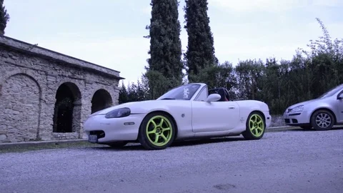 Mazda mx5 miata white lateral view zoom 스톡 동영상 84091724
