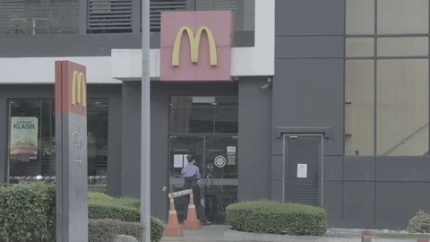 McDonald during lockdown Stock Footage 127294740