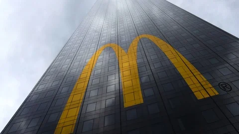 McDonald''s logo on a skyscraper facade reflecting clouds, time lapse. Editorial 库存影片 81063205