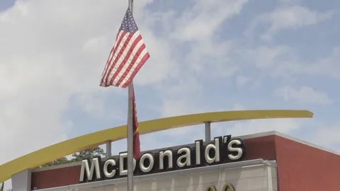 McDonald's workers protest $15-an-hour wage in Fort Lauderdale, EEUU, US - 19 Ma Stock Footage 204035067