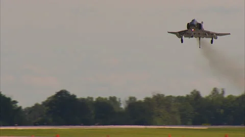 McDonnell Douglas F-4 Phantom Fly By Gear Down Vídeos de archivo 41779338