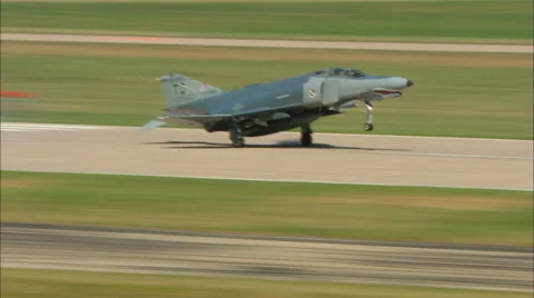 McDonnell Douglas F-4 Phantom II Landing 動画素材 47788338