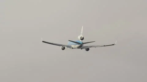 MD-11 airplane just after take off flying away in the distance 库存影片 46000384