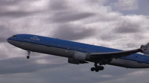 MD-11 takes off at Schiphol Vidéo 7732944