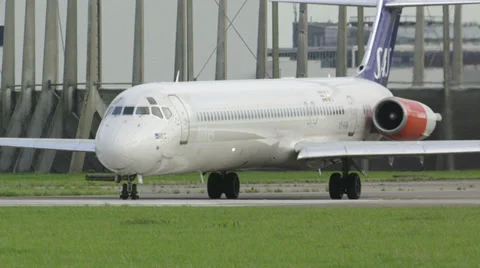 MD-81 (MadDog) lining up in slow motion. 库存影片 32343272
