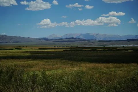 Meadows, clouds and theirs shadows, swamps, mountains. Sierra Nevada, California Foto stock