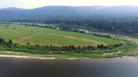 Meadows on the island in the middle of the river Vidéo 68275551