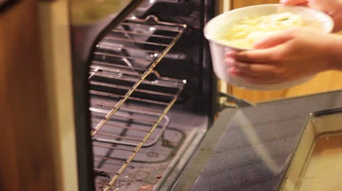 Meal in oven Video stock 24636281