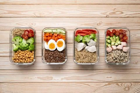 Meal prep boxes salmon chicken eggs 库存照片