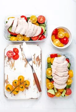 Meal prep lunch boxes containers with chicken and salad top view Foto stock