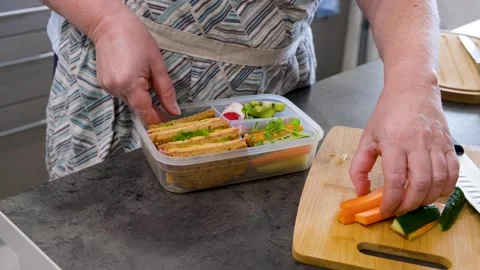 Meal prep process packing healthy lunchbox with fresh food Vídeos de archivo 332862587