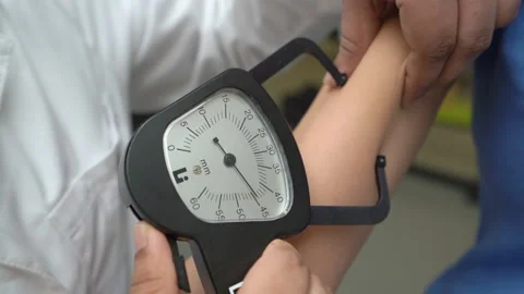 Measure the diameter of a woman's hand Video stock 143022752