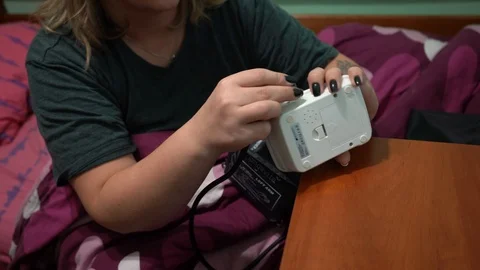 Measurement of blood pressure using a tonometer. A blood pressure monitor mea Video stock 122069610