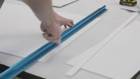Measuring and Cutting Poster Board with Utility Knife Vidéo 87096275