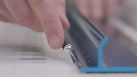 Measuring and Cutting Vinyl with Utility Knife 库存影片 87090945