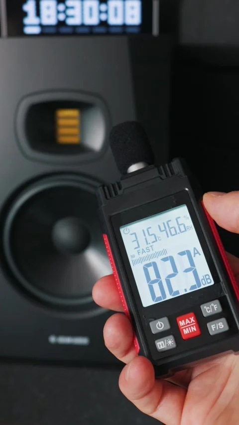 Measuring Audio Volume with Digital Decibel Meter Near Studio Speaker Vídeos de archivo 338102095