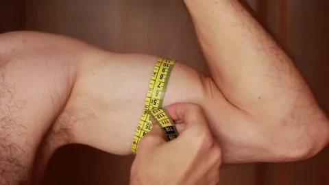 Measuring biceps with tap 動画素材 79342978