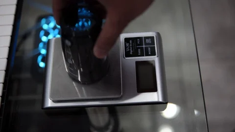 Measuring coffee amount for one cup using a mini scale 스톡 동영상 105569224