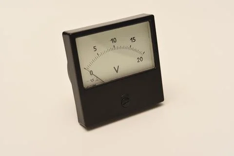 Measuring device. An old voltmeter. Arrow voltage meter. Foto stock