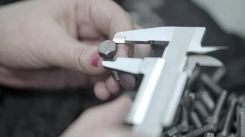 Measuring the diameter of the bolt 動画素材 70341897