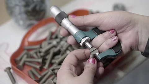 Measuring the diameter of the bolt 動画素材 70341901