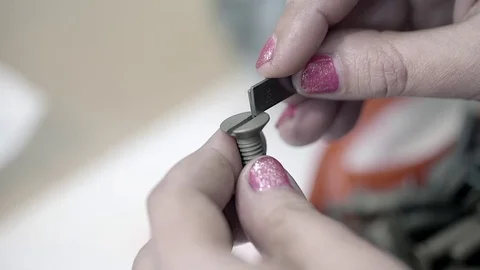 Measuring the diameter of the screw cap 動画素材 70342145