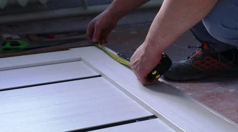 Measuring the distance on the door leaf when fixing the fasteners Stockfoto's