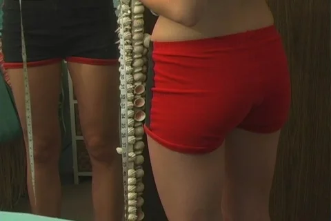 Measuring her Waistline Vídeo Stock 100898