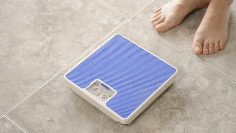 Measuring her weight Vidéo 69990966