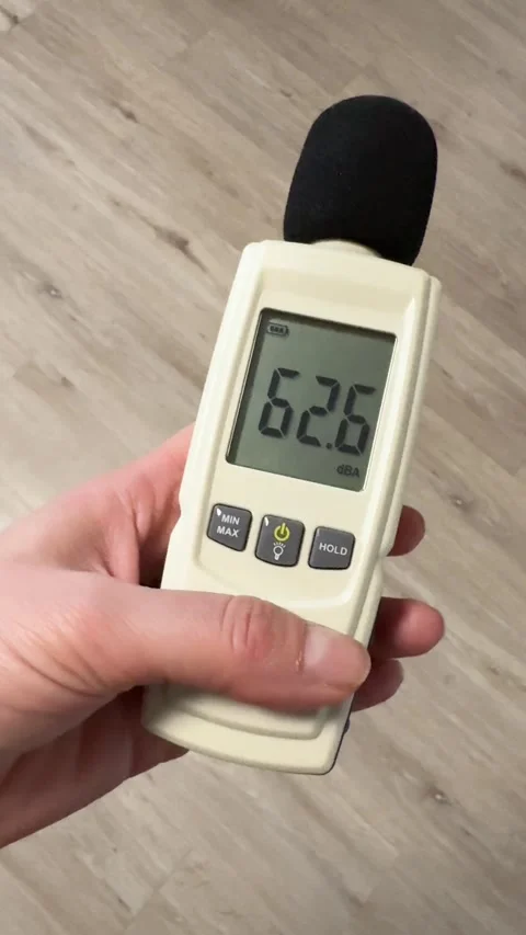 Measuring the noise level with a special device inside the apartment Video stock 306074989