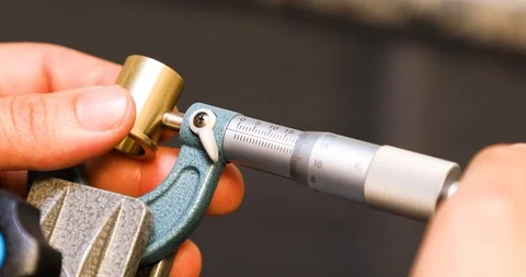 Measuring one piece with caliper 库存影片 113280481