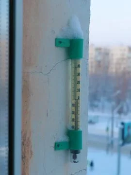 Measuring the outdoor temperature 库存照片