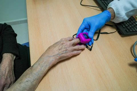 Measuring oxygen saturation Foto stock