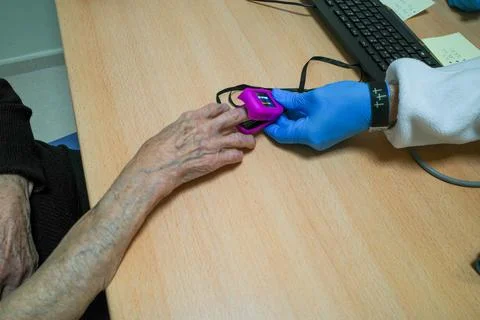 Measuring oxygen saturation Foto stock