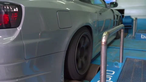 Measuring the power of the car on the dyno 스톡 동영상 151981483