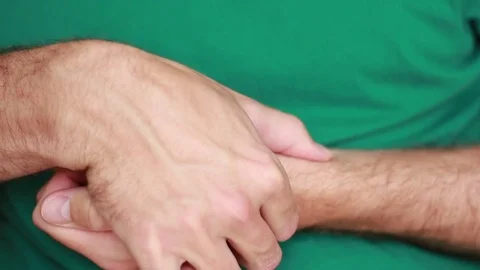 Measuring pulse by himself 動画素材 77184900