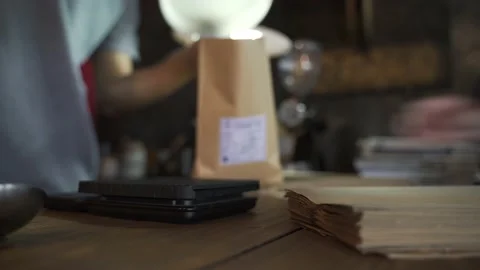 Measuring roasted coffee beans Video stock 133125150