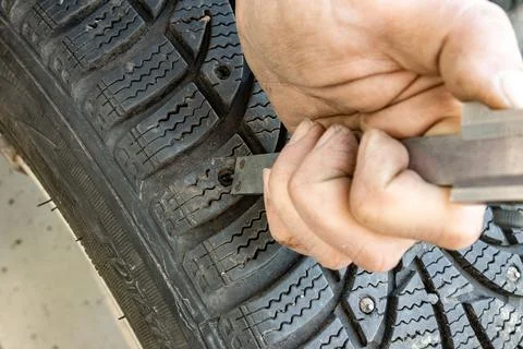 Measuring stud hole depth to determine replacement spike size Stock-Fotos