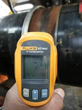 Measuring temperature of laser processing workpiece via thermocouple Foto stock