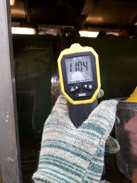 Measuring temperature of laser processing workpiece via thermocouple Foto stock