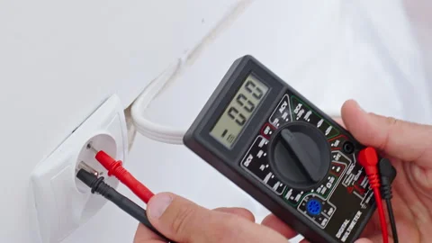 Measuring voltage in electrical wall outlet with digital multimeter 库存影片 345453003